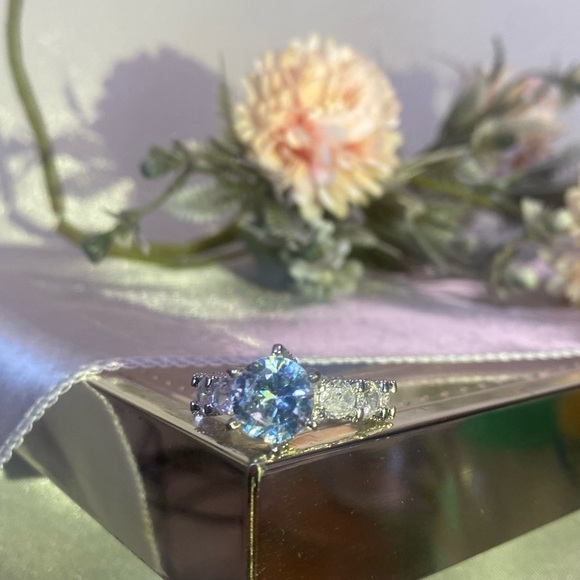 Simulated Diamonds Exaggerated  vintage Beautiful Ring - Picture 3 of 10